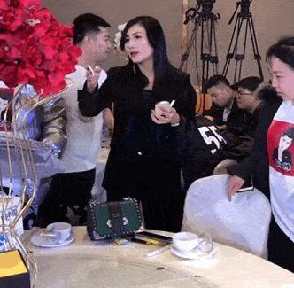 男子爆料五嫂视频播放,揭秘网络爆料的背后真相  第2张